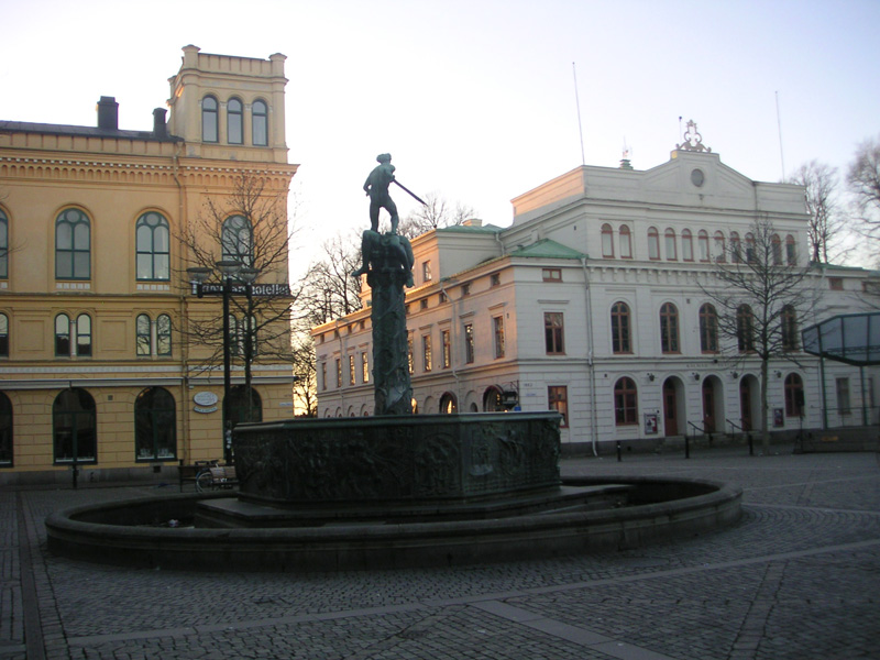 Vasabrunnen skildrar Gustav Vasas intåg i Kalmar. Den är tillverkad av Nils Sjögren 1926 och finns på Larmtorget.